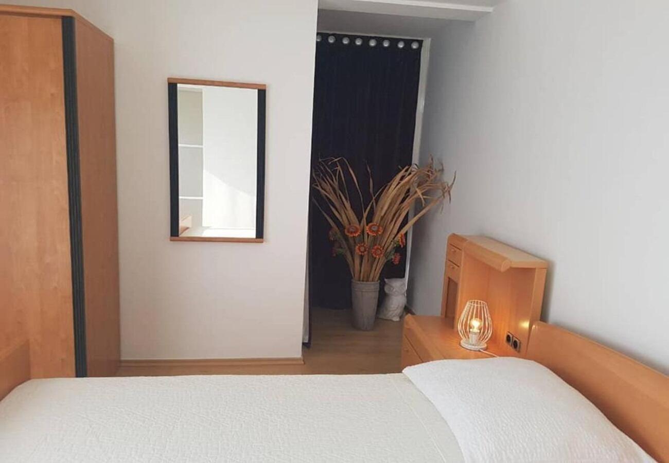 Apartments Javi - Free Private Parking Трогір Екстер'єр фото