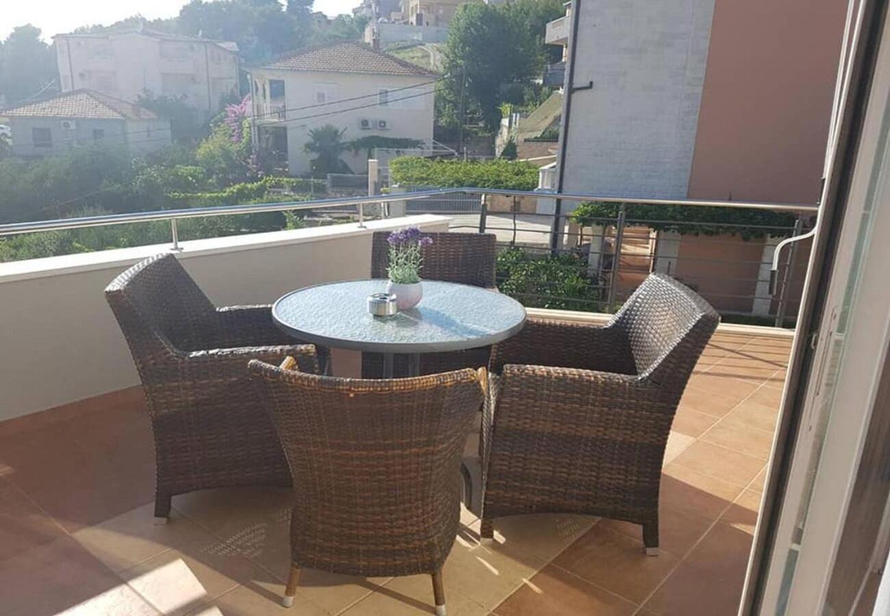 Apartments Javi - Free Private Parking Трогір Екстер'єр фото