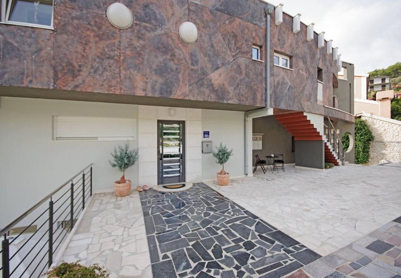Apartments Javi - Free Private Parking Трогір Екстер'єр фото